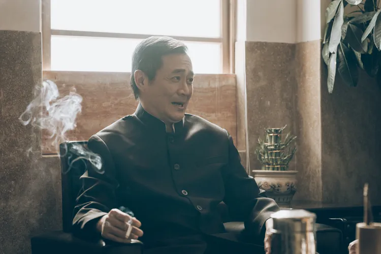 湯志偉劇中演出警總長官架勢十足。公視台語台提供