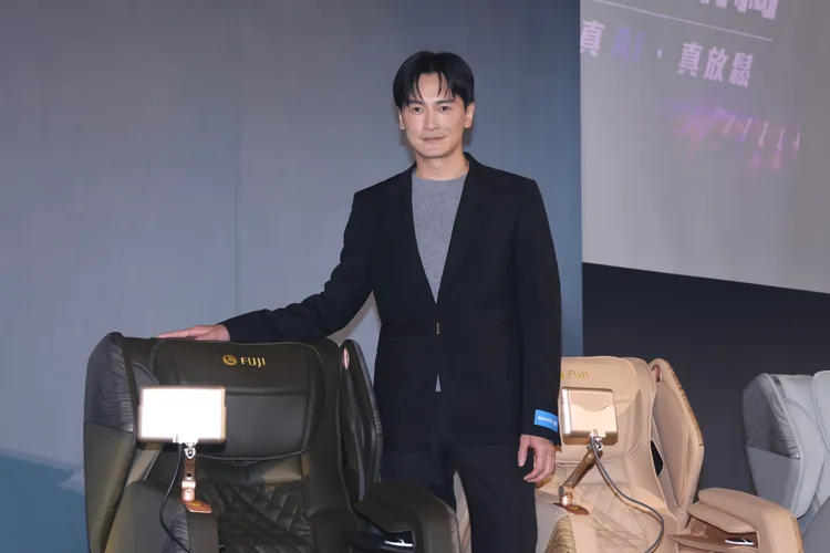 小綜今天很盡責不停介紹按摩椅。彭欣偉攝