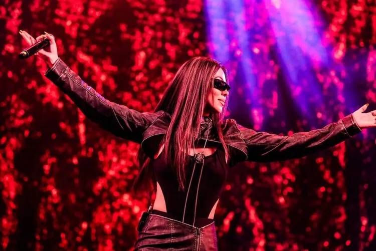 蔡詩芸以短裙勁裝火辣登陸大港舞台。出日音樂提供