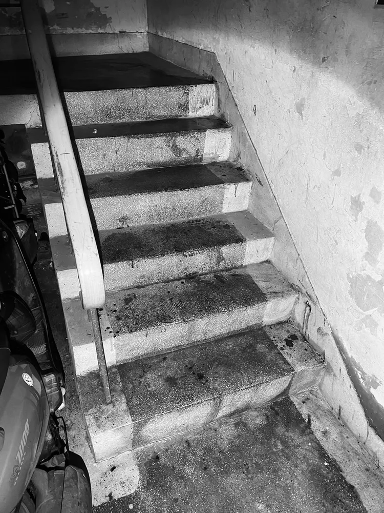 樓梯間血跡斑斑。翻攝畫面