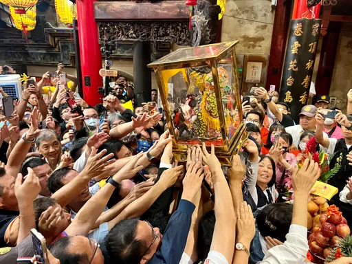 大甲媽回鑾!信徒擠爆奉天宮爭相傳送金身 萬人空巷跪地鑽轎腳