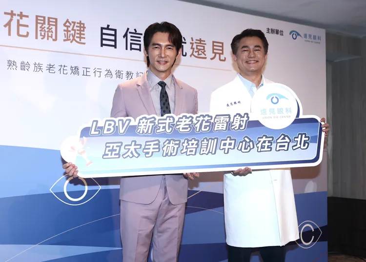 温昇豪（左）和院長王聰麒。彭欣偉攝