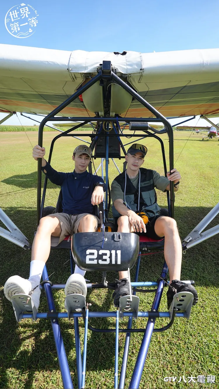 JR、卞慶華體驗輕航機。八大提供