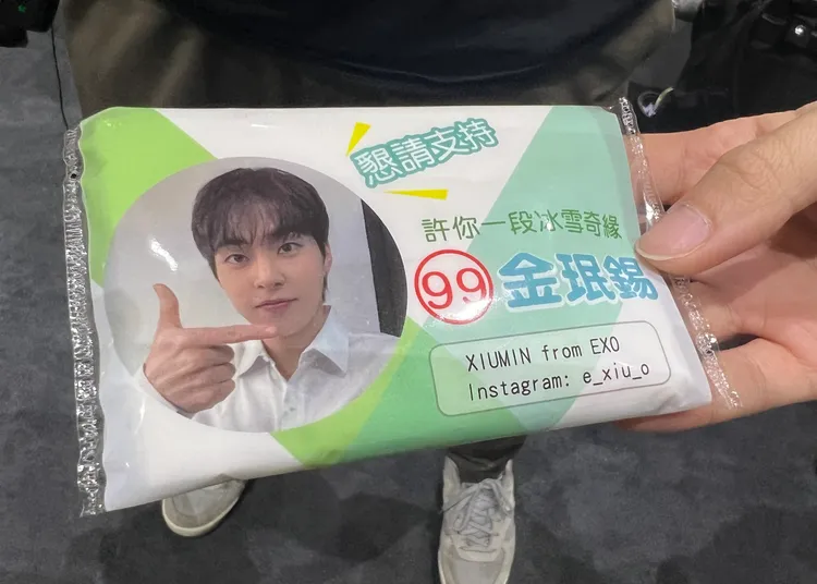 粉絲特別訂做XIUMIN的競選衛生紙。陳薇安攝