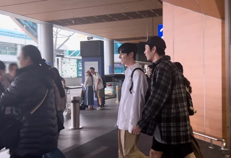 李洗蘊（左）、崔元明掉隊，走在後面。陳薇安攝