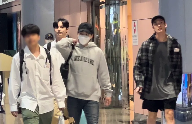 XIUMIN（中）走在前頭，李洗蘊（左二）、崔元明（右）默默跟在後方。陳薇安攝