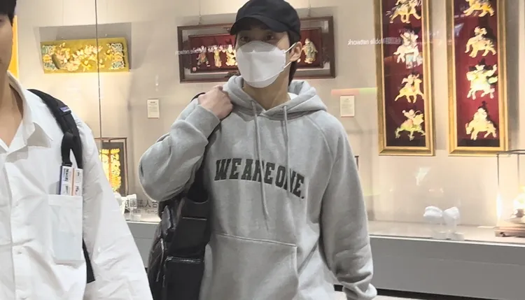 XIUMIN身穿寫著EXO招牌隊呼「WE ARE ONE」的周邊帽T抵台，團魂爆表。陳薇安攝