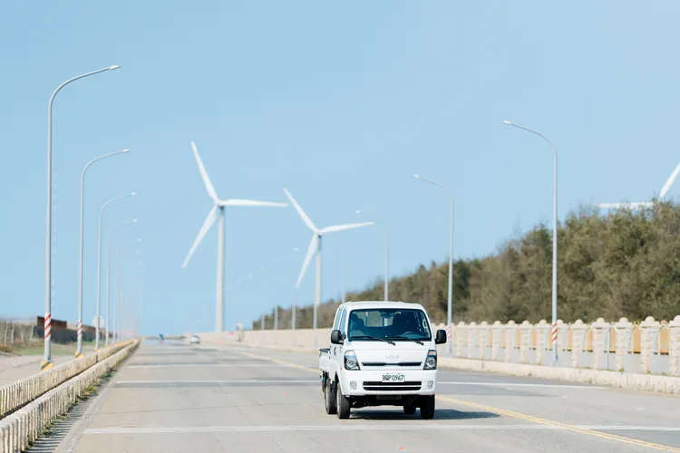 Kia總代理台灣森那美起亞本月特別推出「低頭款．萬元開回家」的入主方案，並贈送隔熱紙及三年12萬公里全車原廠保固。業者提供