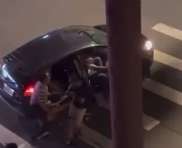 鄭男遭歹徒強押上車。翻攝臉書觀音草漯大小事