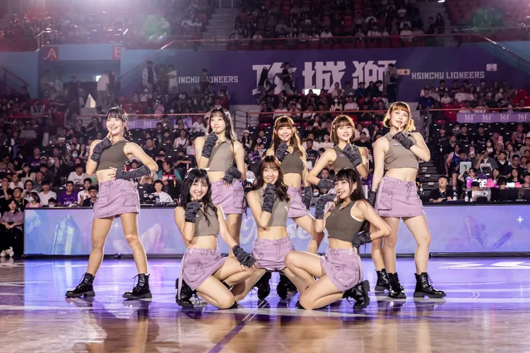 慕獅女孩遭球迷觸碰(圖非當事人)。  翻攝攻城獅臉書