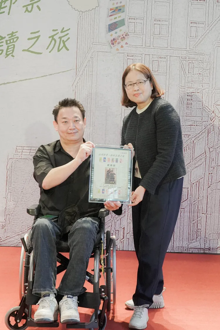 中華郵政副總經理楊素珠(右)致贈感謝狀予畫家詹政融(左)。中華郵政提供