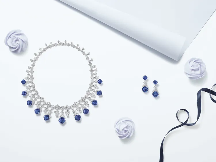 海瑞溫斯頓凝視風華The Incredible系列藍寶石鑽石項鍊與耳環，分別擁有11顆（約9.92克拉）和4顆（約4.33克拉）枕型切工斯里蘭卡藍寶石。品牌提供