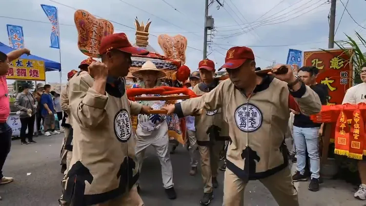 邵姓父子（圖右側）一前一後為大甲媽祖扛轎。民眾提供