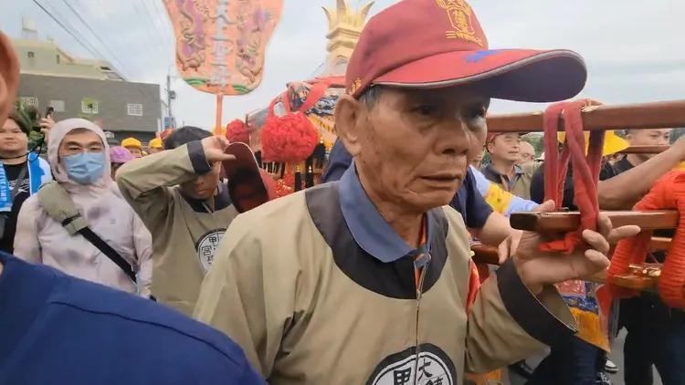 82歲的邵姓阿公是大甲媽祖神轎班最年長的成員。民眾提供