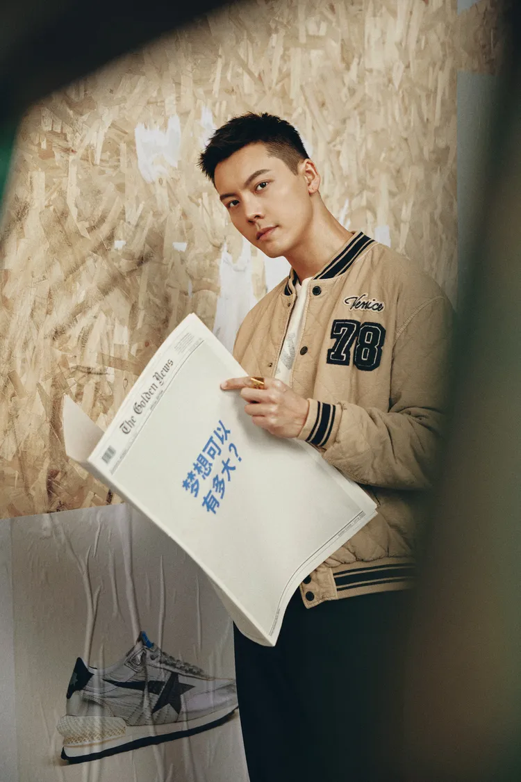 陳偉霆手拿寫有「夢想能有多大？」的報紙。品牌提供