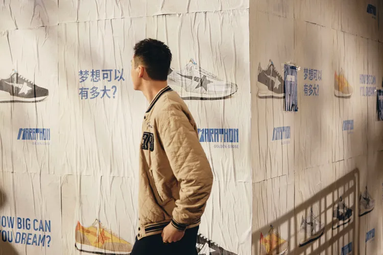  陳偉霆走在貼滿Marathon系列運動鞋海報的街道上。品牌提供