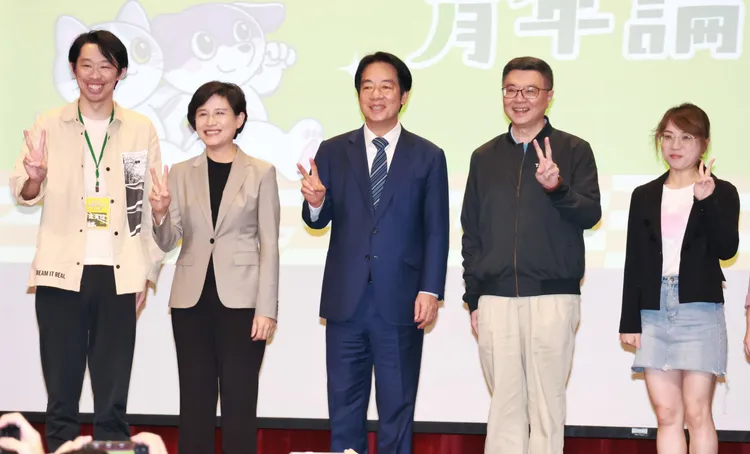 賴清德與準閣揆卓榮泰、準副閣揆鄭麗君一同與青年合影。莊宗達攝