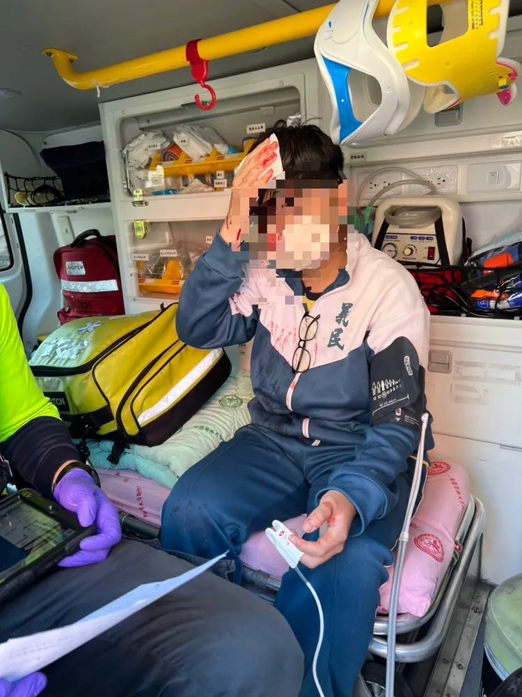 義民中學教職員遭掉落物砸傷送醫。新竹縣消防局提供
