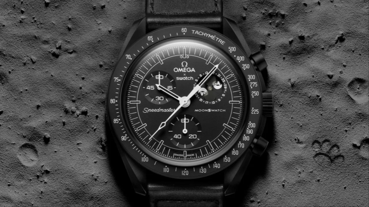 SWATCH X OMEGA全黑新月錶明日接力開賣。品牌提供