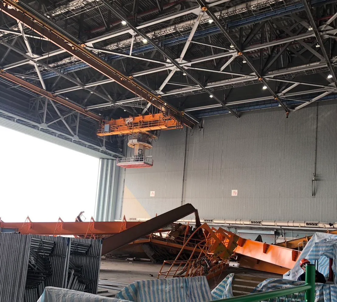 華航維修棚吊車掉落。翻攝畫面