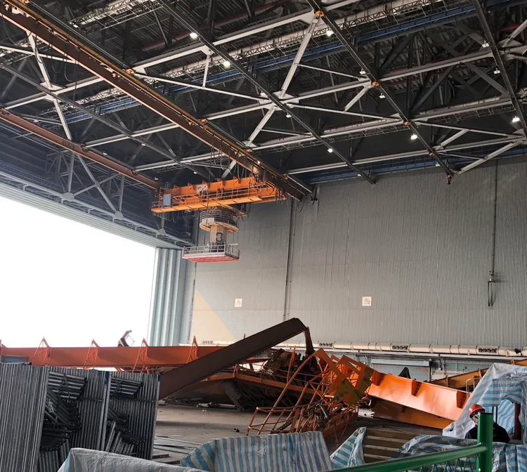 華航維修棚吊車掉落。翻攝畫面