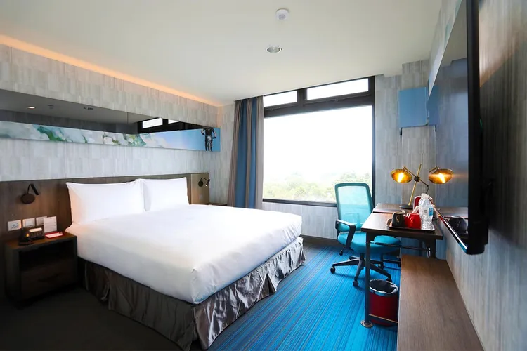 活動期間購物滿8000元，可用1200元優惠價入住麗寶賽車主題旅店。業者提供