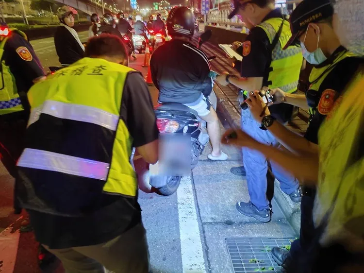 板橋警昨晚告發20部不合格汽機車。翻攝畫面