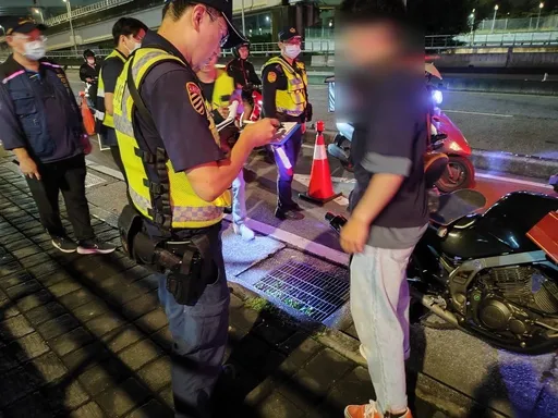 板橋警臨檢黑幫易出入場所 同步取締噪音車!告發20車不合格