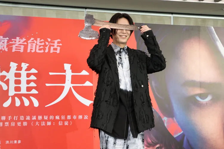 龜梨和也玩心四起，拿起道具斧頭遮住眼睛。攝影中心攝