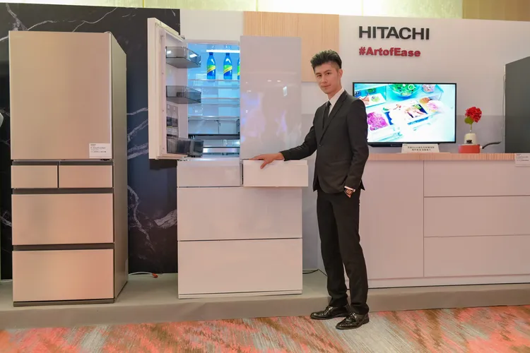 日立家電奢華冰箱全新亮相，透過無邊框薄型設計及領先業界的65公分儲藏深度。業者提供