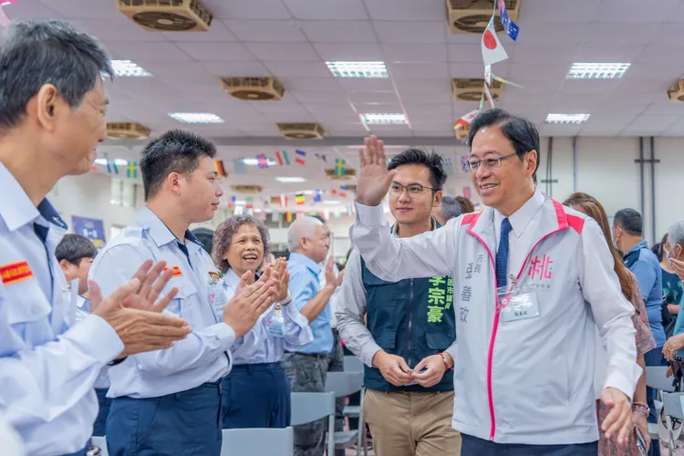 張善政向守望相助隊員致意。桃園市府提供