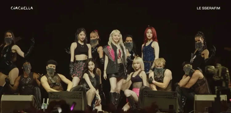 LE SSERAFIM表現比第1次穩定，但網友質疑都是靠AR。翻攝科切拉官方YouTube