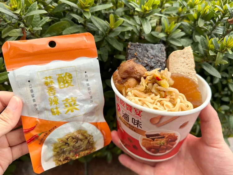 來自雲林大埤地區遵循古法醃製「蒜香辣味酸菜」，採單入小包裝可搭配滷味、再加上醬油膏「拌拌滷」吃法，4月30日前可任選4件送1包蒜香辣味酸菜。7-ELEVEN提供