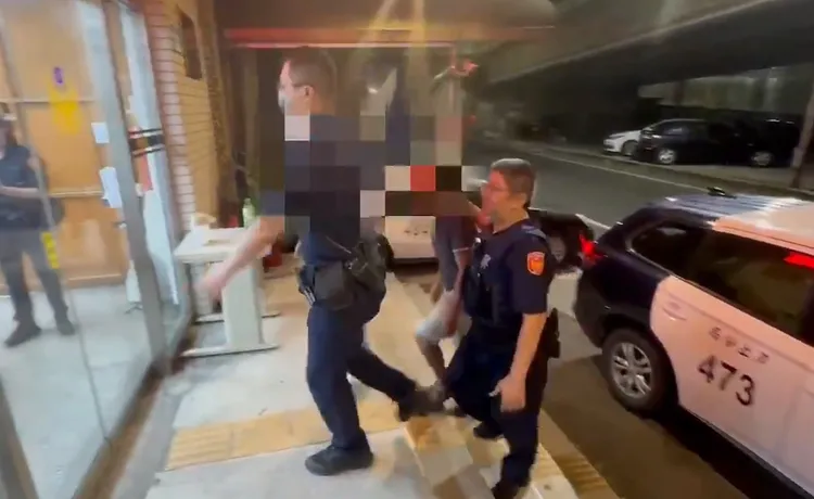 2名涉案男子今天凌晨被警方帶回。翻攝畫面