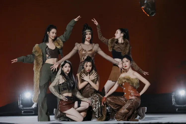 蔡詩芸（前排中）和楊謹華（前排右）同台。人見人愛娛樂提供