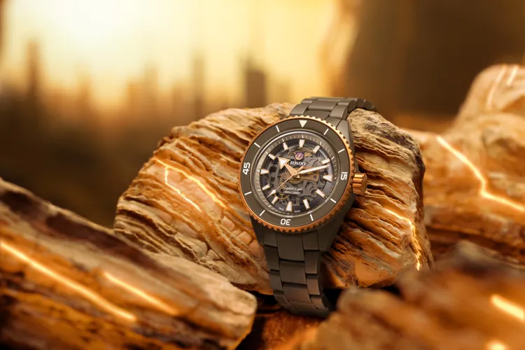 RADO Captain Cook庫克船長高科技陶瓷鏤空腕錶，43mm，霧面橄欖綠色高科技陶瓷錶殼，拉絲灰色鏤空錶盤，霧面橄欖綠高科技陶瓷錶帶，Rado Calibre R808自動機械機芯，動力儲存80小時，防水深度300米，14萬5400元。品牌提供