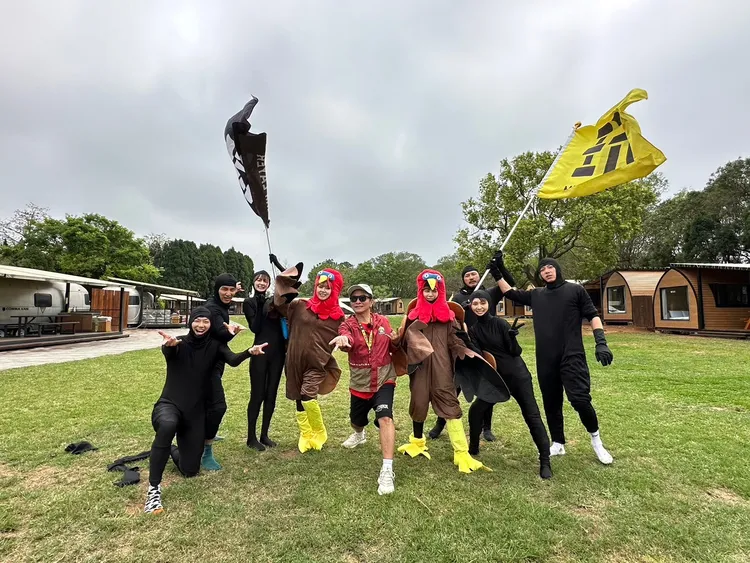 威廉（左起）、小煜、草莓、珮含、吳宗憲、小魏 、溫妮、KID、坤達等日前出外景，錄「搭檔生存挑戰賽」。好看娛樂提供