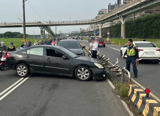 新莊堤外道汽車撞分隔島打橫路中間 3機車追撞2傷!驚險畫面曝光