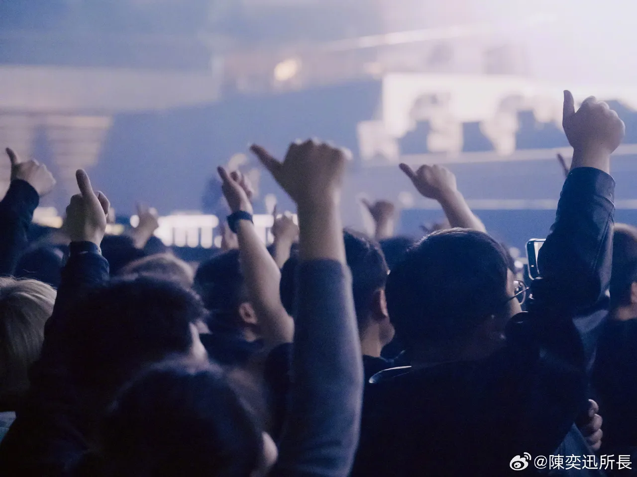 比中指事件隔天,7日演唱會上觀眾豎起大拇指打氣,陳奕迅也PO上微博。翻攝陳奕迅微博