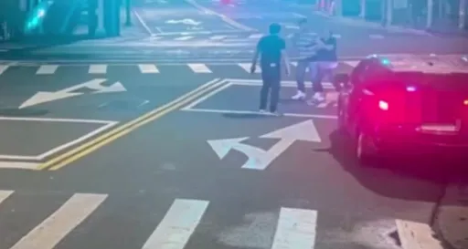 情侶大街吵架!「陌生人」護花幫揍男友又帶她逃 但自撞路樹又被搜出這東西糗了