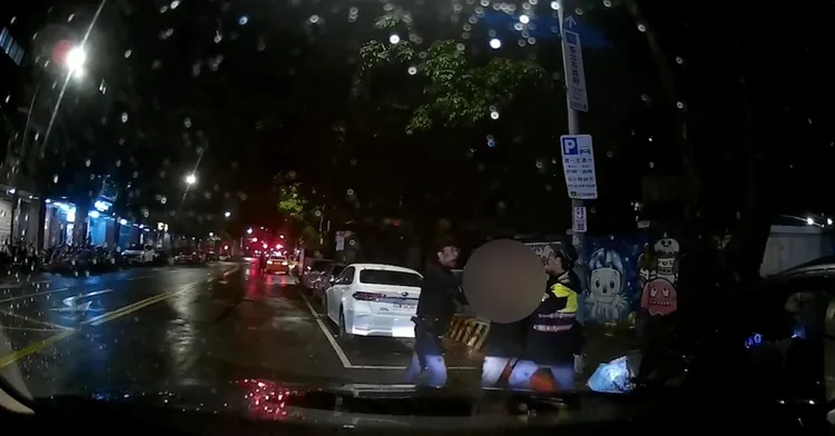 警方將黃男從車上拉出。翻攝畫面