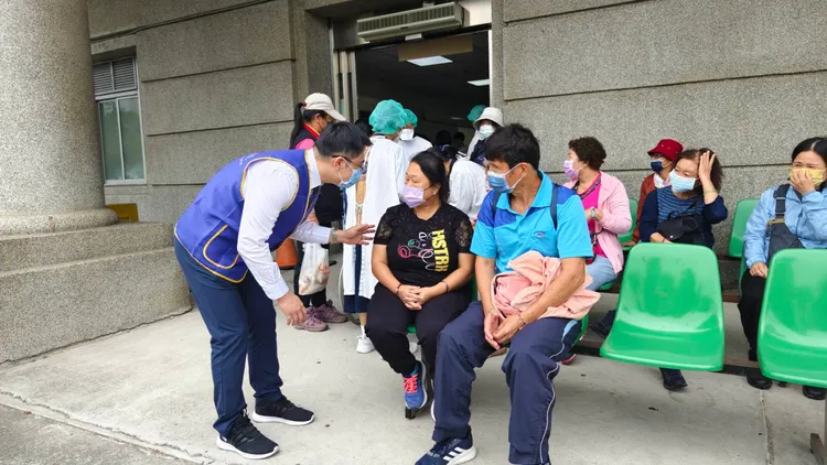 整車39人有25人上吐下瀉，集體來大林慈濟掛急診。院方提供