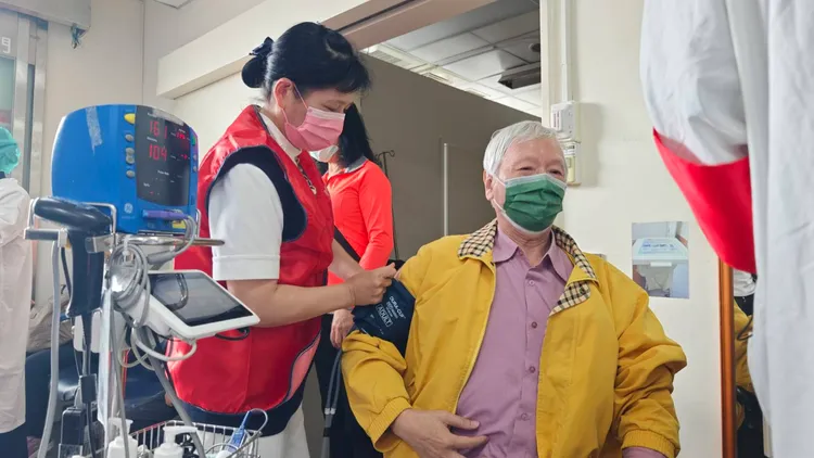 患者接受輸液治療。大林慈濟提供