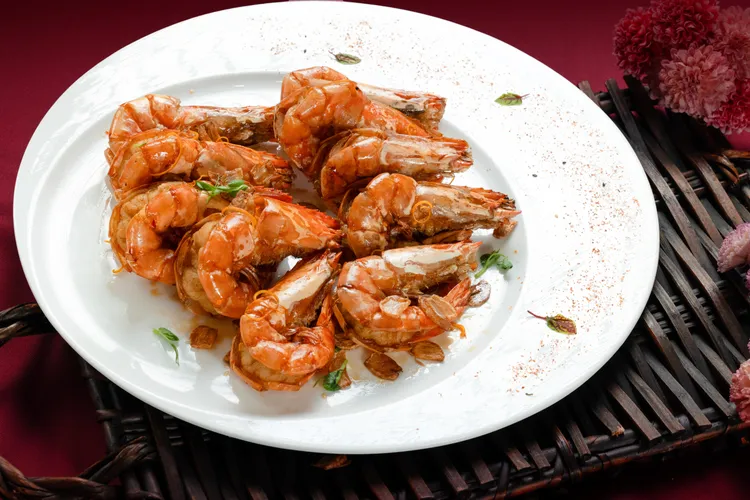 弈夢紅樓嚴選花膠、龍蝦、瑤柱、鮑魚等頂級食材入菜，以正宗經典粵式美饌取悅母親味蕾。業者提供