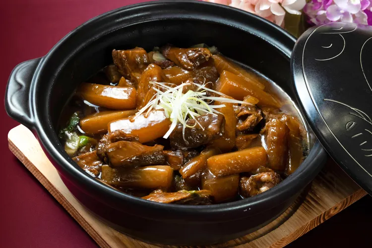 口感軟嫩Q彈的柱侯銀蘿牛腩筋、百合雲耳鮮蘆筍更是媽媽必吃健康養顏好食材。業者提供