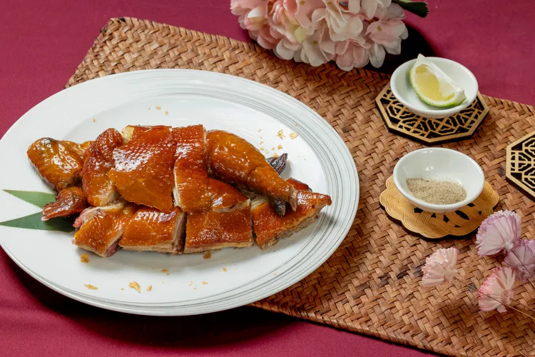 外皮薄脆緊緻酥香、肉質多汁柔嫩的紅樓蒜香脆皮雞更是弈夢紅樓必吃經典的功夫菜。業者提供
