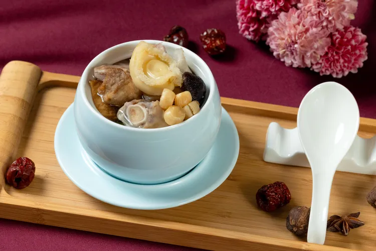 為辛苦的媽媽滋養身體，陳啟昌端出花膠、瑤柱與鮑魚燉雞湯等兩道菜品，由於鮑魚與瑤柱營養價值高，膠原蛋白滿滿、同時具有滋陰養血與增強免疫力等功效。業者提供