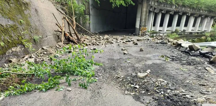 中橫便道連日來落石不斷，令谷關工務段人員疲於奔命。谷關工務段提供