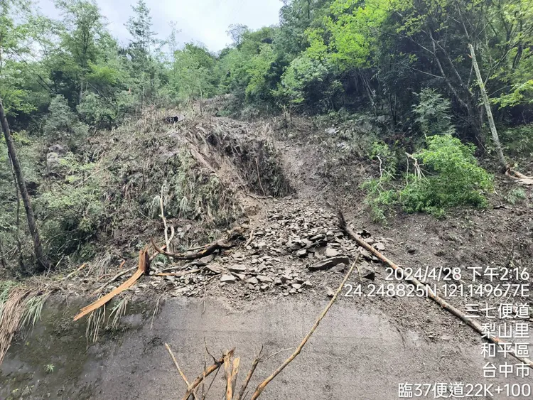 中橫便道22.1公里處的邊坡相當不穩定，隨時可能 現落石。谷關工務段提供