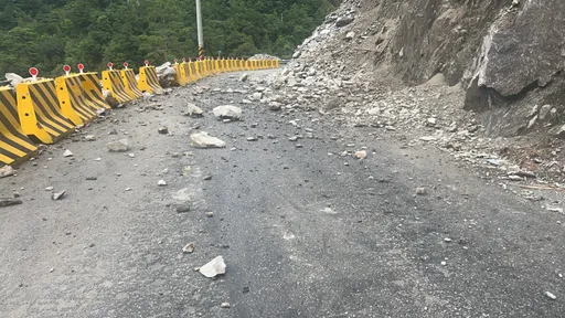 餘震及雨勢不斷！中橫便道落石清不完　連5天取消通行